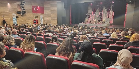 Manisa Şehir Tiyatrosu ‘Sen İstanbul’dan Daha Güzelsin’ oyununu ağırladı