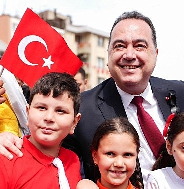 manisada-23-nisan-coskusu-ve-baskan-dutluludan-anlamli-mesaj.jpg