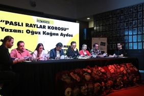 muhsin-ertugrul-okumalari-pasli-raylar-korosu-oyununa-yogun-ilgi.jpg