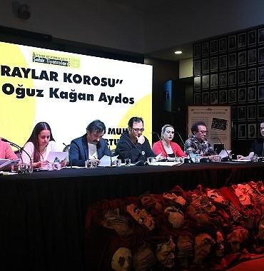 muhsin-ertugrul-okumalari-pasli-raylar-korosu-oyununa-yogun-ilgi.jpg