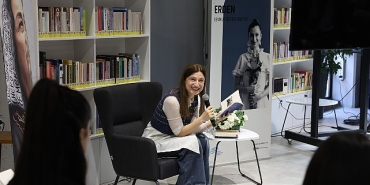 nezaket-erden-sennur-sezer-siirleri-okudu.jpg