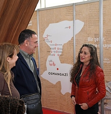nilufer-acikalin-osmangazide-okurlariyla-bulustu.jpg