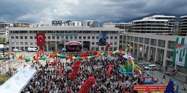 niluferde-cumhuriyet-meydani-cocuklarin-oldu.jpg
