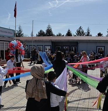 otizm-farkindalik-ayina-renkli-etkinlik.jpg