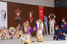 seferihisarda-23-nisan-coskusu-yarinlarin-isigi-cocuklar-sahnedeydi.jpg