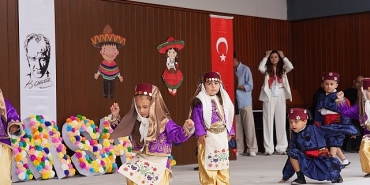 seferihisarda-23-nisan-coskusu-yarinlarin-isigi-cocuklar-sahnedeydi.jpg