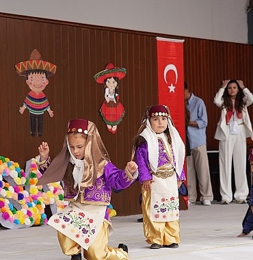 seferihisarda-23-nisan-coskusu-yarinlarin-isigi-cocuklar-sahnedeydi.jpg