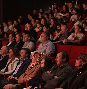sehir-tiyatrolarindan-minik-sanatseverlere-yeni-oyun-itfaiyecinin-sirri-seyirciyle-bulustu.jpg