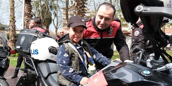 Yunus polisleri, çocukların gönlünü fethetti
