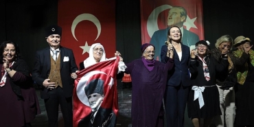 Konak’ın çınarlarından unutulmaz Cumhuriyet gösterisi